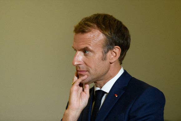 Le président Emmanuel Macron et la première dame Brigitte Macron visitent l'exposition "Paris - Athènes Naissance De La Grèce Moderne 1675 - 1919" au musée du Louvre avec le premier ministre de la Grèce le 27 septembre 2021. © Jacques Witt / Pool / Bestimage