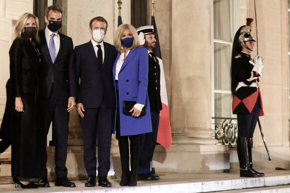 Le président de la République, Emmanuel Macron et la première dame, Brigitte Macron recoivent Kyriakos Mitsotakis, Premier ministre de la République Hellénique et son épouse Mareva Grabowski pour un diner de travail, au palais de l'Elysée, Paris, le 27 septembre 2021. © Stéphane Lemouton / Bestimage