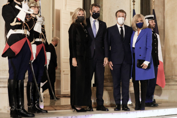 Le président de la République, Emmanuel Macron et la première dame, Brigitte Macron recoivent Kyriakos Mitsotakis, Premier ministre de la République Hellénique et son épouse Mareva Grabowski pour un diner de travail, au palais de l'Elysée, Paris, le 27 septembre 2021. © Stéphane Lemouton / Bestimage