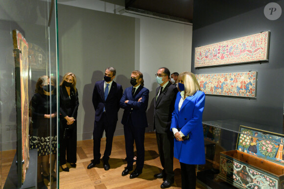 Kyriakos Mitsotakis, premier ministre de la Grèce, sa femme Mareva Grabowski - Le président Emmanuel Macron et la première dame Brigitte Macron visitent l'exposition "Paris - Athènes Naissance De La Grèce Moderne 1675 - 1919" au musée du Louvre avec le premier ministre de la Grèce le 27 septembre 2021. © Jacques Witt / Pool / Bestimage