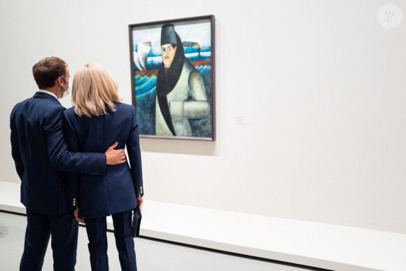 Emmanuel Macron, président de la République et sa femme Brigitte Macron lors de l'inauguration de l'exposition "La collection Morozov, icônes de l'art moderne" à la Fondation Louis Vuitton à Paris le 21 septembre 2021. © Romain Gaillard / Pool / Bestimage