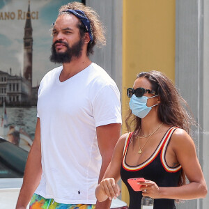 Exclusif - Joakim Noah et sa fiancée Lais Ribeiro se baladent à Miami, Floride, Etats-Unis, le 19 avril 2021.