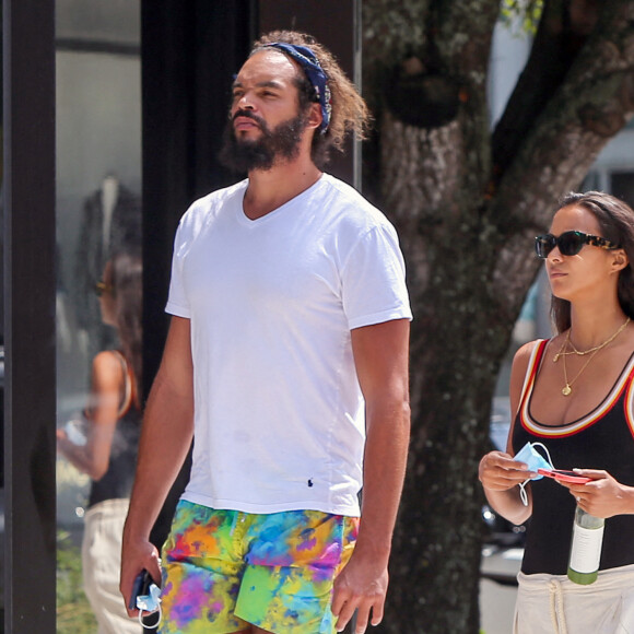 Exclusif - Joakim Noah et sa fiancée Lais Ribeiro se baladent à Miami, Floride, Etats-Unis, le 19 avril 2021.