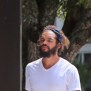 Exclusif - Joakim Noah et sa fiancée Lais Ribeiro se baladent à Miami, Floride, Etats-Unis, le 19 avril 2021.