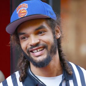 Le basketteur Joakim Noah assiste à l'inauguration d'une nouvelle boutique "Foot Locker" à New York le 30 août 2016.