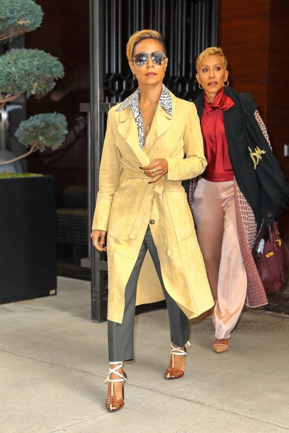 Jada Pinkett Smith et sa mère Adrienne Banfield-Jones à la sortie d'un immeuble à New York. Le 23 octobre 2018.