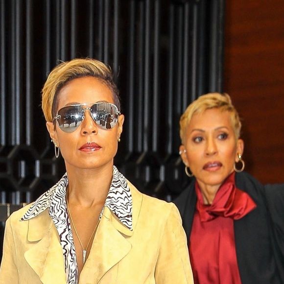 Jada Pinkett Smith et sa mère Adrienne Banfield-Jones à la sortie d'un immeuble à New York. Le 23 octobre 2018.