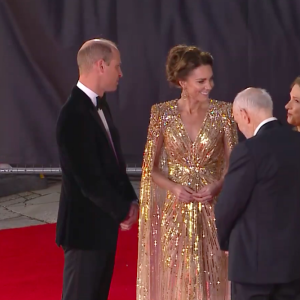 Le prince William et son épouse Kate Middleton, accompagnés du prince Charles et de son épouse Camilla sur le tapis rouge du prestigieux Royal Albert Hall pour la première mondiale du nouveau James Bond "No time to die", le 28 septembre 2021.