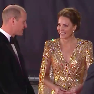 Le prince William et son épouse Kate Middleton, accompagnés du prince Charles et de son épouse Camilla sur le tapis rouge du prestigieux Royal Albert Hall pour la première mondiale du nouveau James Bond "No time to die".