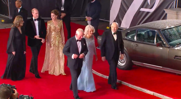 Le prince William et son épouse Kate Middleton, accompagnés du prince Charles et de son épouse Camilla sur le tapis rouge du prestigieux Royal Albert Hall pour la première mondiale du nouveau James Bond "No time to die", le 28 septembre 2021.