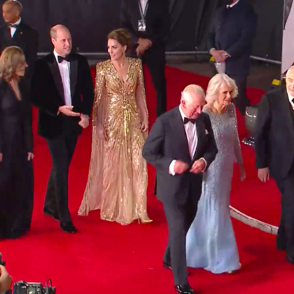 Le prince William et son épouse Kate Middleton, accompagnés du prince Charles et de son épouse Camilla sur le tapis rouge du prestigieux Royal Albert Hall pour la première mondiale du nouveau James Bond "No time to die", le 28 septembre 2021.