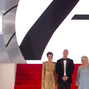 Le prince William et son épouse Kate Middleton, accompagnés du prince Charles et de son épouse Camilla sur le tapis rouge du prestigieux Royal Albert Hall pour la première mondiale du nouveau James Bond "No time to die", le 28 septembre 2021.