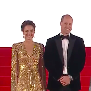 Le prince William et son épouse Kate Middleton, accompagnés du prince Charles et de son épouse Camilla sur le tapis rouge du prestigieux Royal Albert Hall pour la première mondiale du nouveau James Bond "No time to die", le 28 septembre 2021.