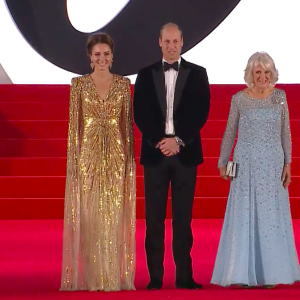 Le prince William et son épouse Kate Middleton, accompagnés du prince Charles et de son épouse Camilla sur le tapis rouge du prestigieux Royal Albert Hall pour la première mondiale du nouveau James Bond "No time to die", le 28 septembre 2021.