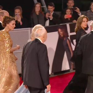 Le prince William et son épouse Kate Middleton, accompagnés du prince Charles et de son épouse Camilla sur le tapis rouge du prestigieux Royal Albert Hall pour la première mondiale du nouveau James Bond "No time to die", le 28 septembre 2021.