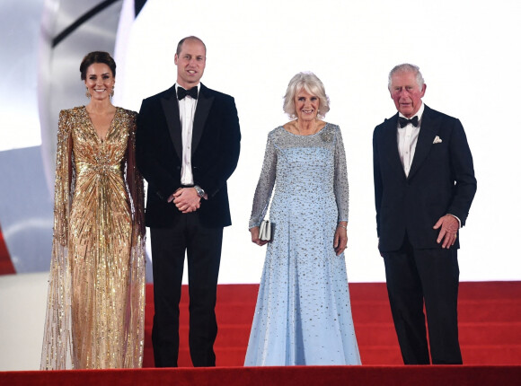 Le prince William, duc de Cambridge, Catherine Kate Middleton, la duchesse de Cambridge, le prince Charles et Camilla Parker Bowles, la duchesse de Cornouailles - Avant-première mondiale du film "James Bond - Mourir peut attendre (No Time to Die)" au Royal Albert Hall à Londres, le 28 septembre 2021. 