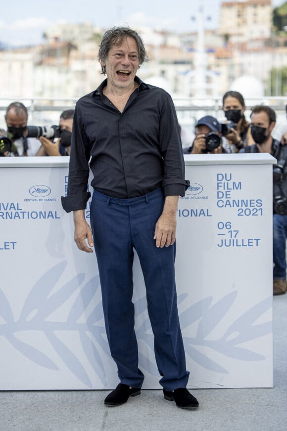 Mathieu Amalric - Photocall du film "Serre-moi fort" lors du 74e Festival international du film de Cannes, le 16 juillet 2021. © Borde / Jacovides / Moreau / Bestimage