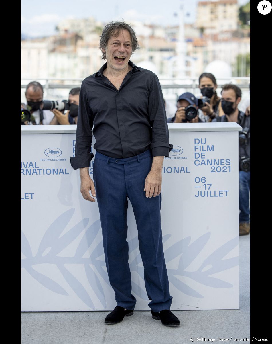 Mathieu Amalric - Photocall du film "Serre-moi fort" lors du 74e Festival international du film de Cannes, le 16 juillet 2021. © Borde / Jacovides / Moreau / Bestimage