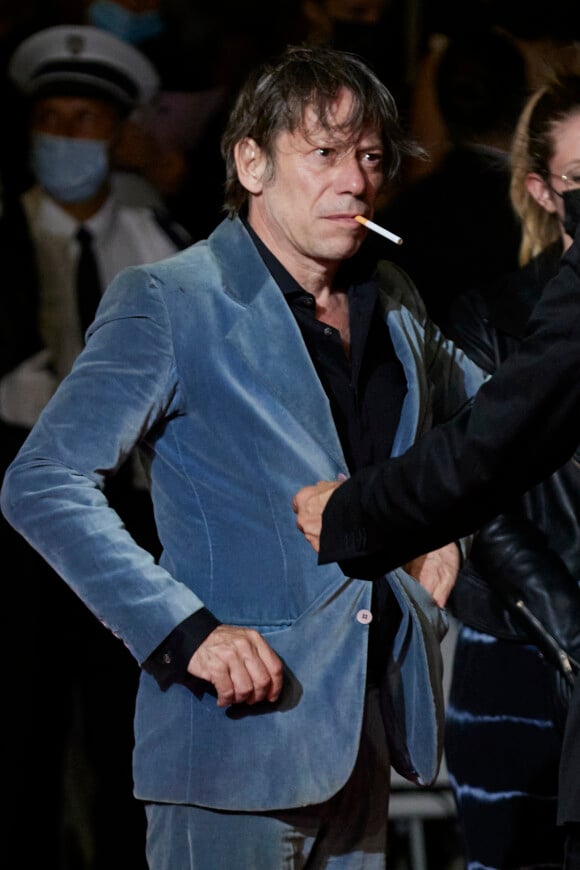 Mathieu Amalric - Montée des marches du film "Tralala" lors du 74e Festival International du Film de Cannes. Le 13 juillet 2021. © Borde-Jacovides-Moreau / Bestimage
