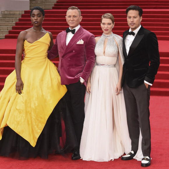 Lashana Lynch, Daniel Craig, Léa Seydoux und Cary Joji Fukunaga lors de l'avant-première mondiale du film "James Bond - Mourir peut attendre (No Time to Die)" au Royal Albert Hall à Londres le 28 septembre 2021.