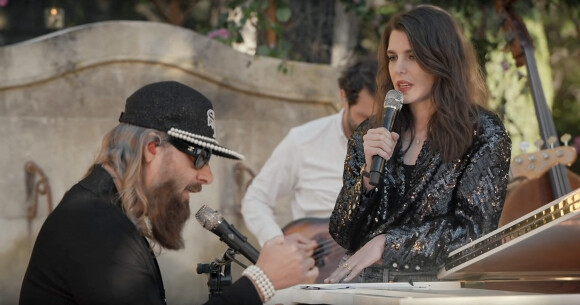 Charlotte Casiraghi, ambassadrice et porte-parole de la maison de haute-couture Chanel, est venue pousser la chansonnette en duo avec Sebastien Tellier sur le titre "Roche" à l'occasion du défilé Chanel Cruise 2021/22, aux Baux-de-Provence, le 2 mai 2021.