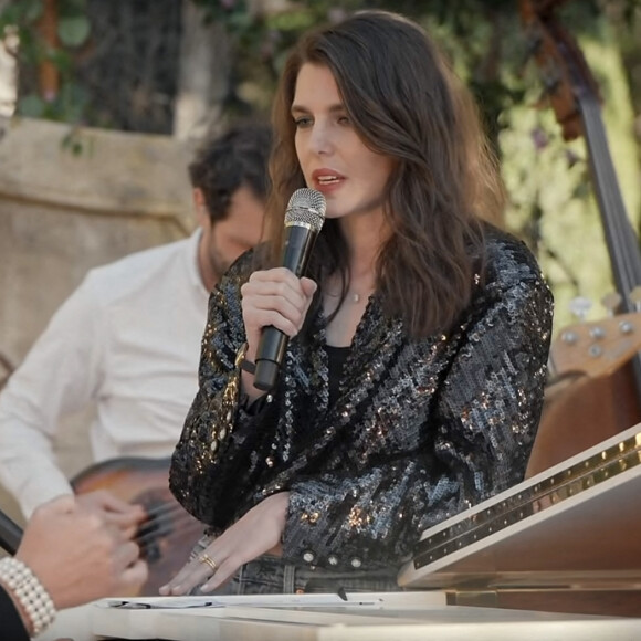 Charlotte Casiraghi, ambassadrice et porte-parole de la maison de haute-couture Chanel, est venue pousser la chansonnette en duo avec Sebastien Tellier sur le titre "Roche" à l'occasion du défilé Chanel Cruise 2021/22, aux Baux-de-Provence, le 2 mai 2021.