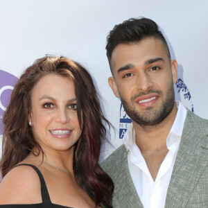 Fiançailles - Britney Spears s'est fiancée avec Sam Asghari - Britney Spears et son compagnon Sam Asghari sur le tapis rouge " The Daytime Beauty Awards " à Los Angeles Le 20 septembre 2019 
