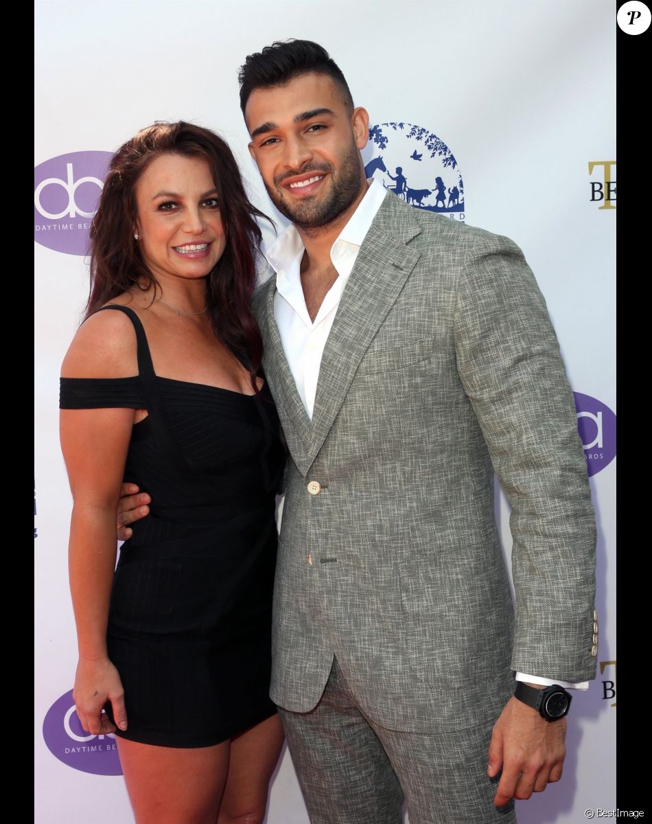 Fiançailles - Britney Spears s'est fiancée avec Sam Asghari - Britney Spears et son compagnon Sam Asghari sur le tapis rouge " The Daytime Beauty Awards " à Los Angeles Le 20 septembre 2019