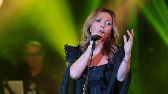 Hélène Ségaraen en concert à la Fête du Kiosque à Croix dans le nord de la France.