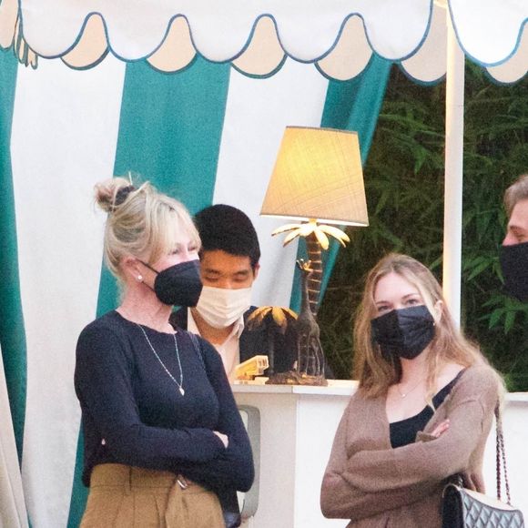 Exclusif - Melanie Griffith est allée dîner avec sa fille Stella pour son 64e anniversaire au San Vicente Bungalows à West Hollywood, Los Angeles. Le 9 août 2021.