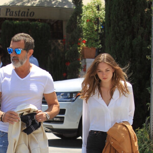 Antonio Banderas est allé déjeuner avec sa fille Stella au restaurant Il Pastaio à Beverly Hills, le 6 juin 2018.