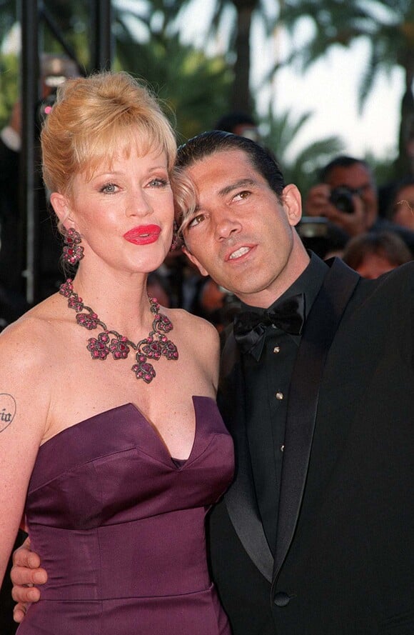Melanie Griffith et Antonion Banderas - Montée des marches du film "Millenium Mambo" lors du 54e Festival de Cannes. 2001.