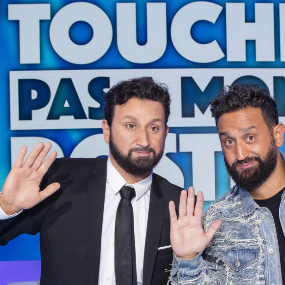 Exclusif - Cyril Hanouna avec son double de cire - Cyril Hanouna découvre son double de cire en direct sur le plateau de la première émission TPMP (Touche Pas à Mon Poste), 12ème saison, le 30 août 2021. L'émission a été diffusée en direct sur C8. La statue de cire de Cyril Hanouna fera son entrée officielle au musée Grévin le 31 août 2021. © Jack Tribeca / Bestimage 