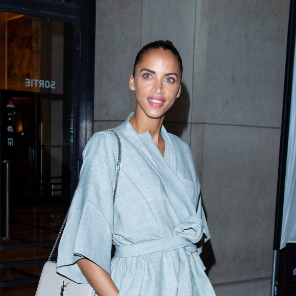 Noémie Lenoir arrive à la soirée d'anniversaire de Carine Roitfeld au Théâtre National de Chaillot.