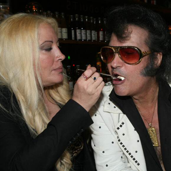 Exclusif - Suite à un problème technique et le report du concert au Nez Rouge, Loana et Eryl Prayer vont manger une crêpe à Paris le 25 septembre 2021. © JLPPA / Bestimage