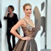 Jennifer Lawrence enceinte : elle dévoile son ventre rond en pleine manifestation