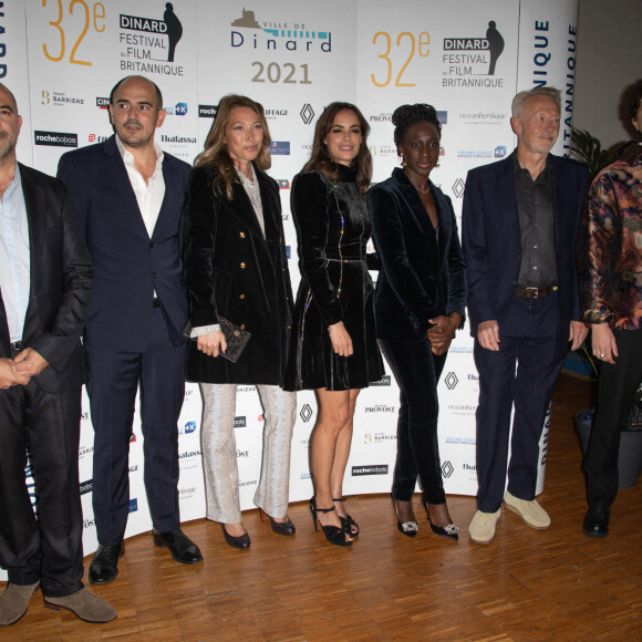 Mohamed Hamidi, Jean des Forets, Laura Smet, Bérénice Bejo, Eye Haïdara, Paul Webster, Finnegan Oldfield au photocall pour la ccérémonie de clôture du 32ème festival du film britannique de Dinard, France, le 2 octobre 2021. © Jeremy Melloul/Bestimage 