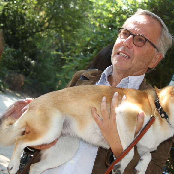 abrice Luchini et sa chienne - Arrivées à l'enregistrement de l'émission TV "Vivement Dimanche prochain" à Paris. Le 14 septembre 2016