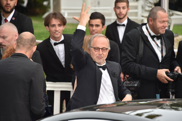 Fabrice Luchini - Montée des marches du film "Ma Loute" lors du 69e Festival International du Film de Cannes. Le 13 mai 2016.