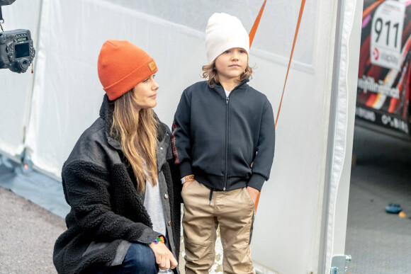 La princesse Sofia (Hellqvist) de Suède avec le prince Julian, le prince Alexander et le prince Gabriel au Porsche Carrera Cup Scandinavia sur le circuit automobile de Mantorp Park à Mantorp, Suède, le 2 octobre 2021.