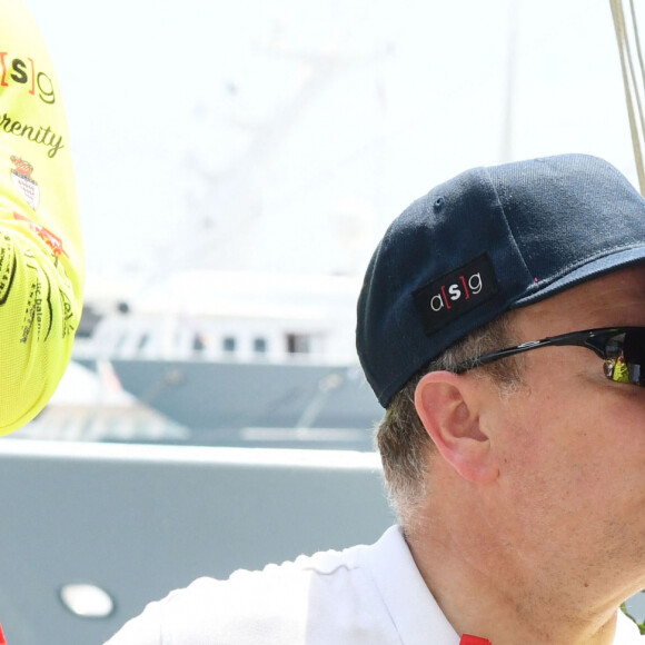 L'équipe de la princesse Charlene a remporté cette édition du Waterbike Challenge - Le prince Albert II de Monaco embrasse la princesse Charlene lors du Water Bike Challenge, au profit de la Fondation princesse Charlene de Monaco au départ du Yacht Club de Monaco le 17 juin 2018. © Bruno Bebert / Bestimage 