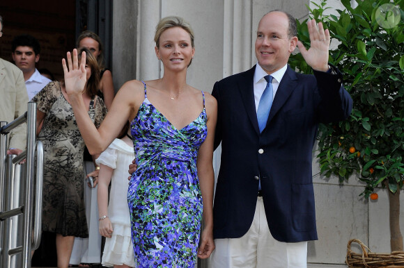 Charlene et Albert de Monaco visitent l'exposition "L'histoire du mariage princier" au musée océanographique de Monaco le 21 juillet 2011.