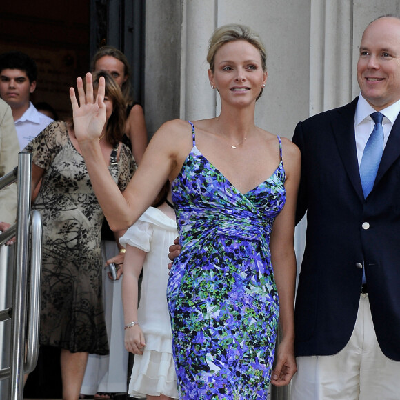 Charlene et Albert de Monaco visitent l'exposition "L'histoire du mariage princier" au musée océanographique de Monaco le 21 juillet 2011.