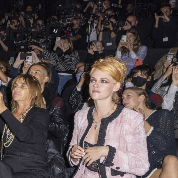 Charlotte Casiraghi, Lily-Rose Depp,Rebecca Dayan, Carine Roitfeld, Kristen Stewart au front row du défilé de mode Chanel lors de la Fashion Week printemps/été 2022 à Paris, France, le 5 octobre 2021. © Olivier Borde/Bestimage