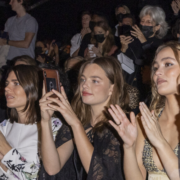 Alma Jodorowsky, Charlotte Casiraghi, Kristine Froseth, Lily-Rose Depp et Rebecca Dayan au front row du défilé de mode Chanel lors de la Fashion Week printemps/été 2022 à Paris, France, le 5 octobre 2021. © Olivier Borde/Bestimage