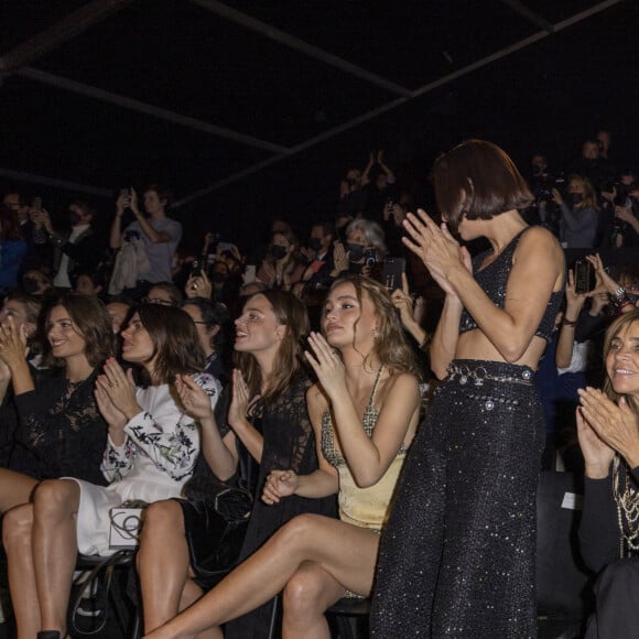 Alma Jodorowsky, Charlotte Casiraghi, Kristine Froseth, Lily-Rose Depp, Rebecca Dayan, Carine Roitfeld, Kristen Stewart et Lou Lampros au front row du défilé de mode Chanel lors de la Fashion Week printemps/été 2022 à Paris, France, le 5 octobre 2021. © Olivier Borde/Bestimage