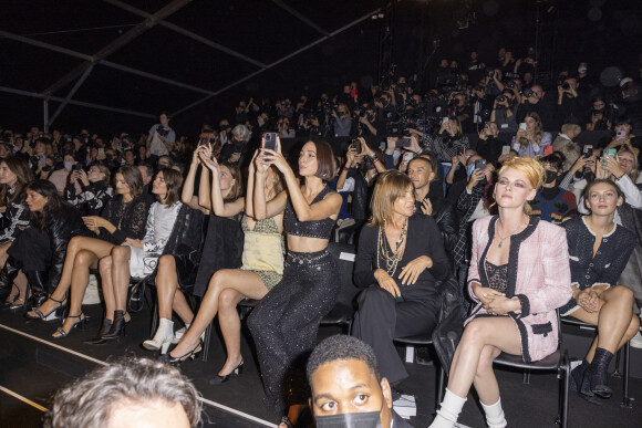 Charlotte Casiraghi, Lily-Rose Depp,Rebecca Dayan , Carine Roitfeld, Kristen Stewart au front row du défilé de mode Chanel lors de la Fashion Week printemps/été 2022 à Paris, France, le 5 octobre 2021. © Olivier Borde/Bestimage