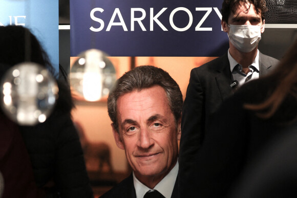 L'ancien président, Nicolas Sarkozy dédicace son livre "Promenades" aux éditions Herscher, à la librairie Lamartine, à Paris, France, le 2 octobre 2021. © Stéphane Lemouton/Bestimage