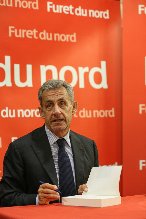 L'ancien président Nicolas Sarkozy dédicace son livre "Promenades" aux éditions Herscher