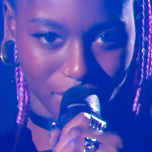 Emmy Liyana (équipe de Patrick Fiori) face à Gjon's Tears (équipe de Zazie) lors des cross-battles de "The Voice All Stars" - TF1